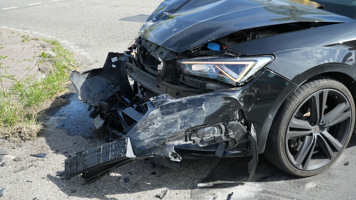 Grote schade na ongeval op kruising Terneuzen_4.JPG