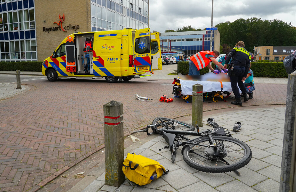 Scholier gewond bij aanrijding naast school_9
