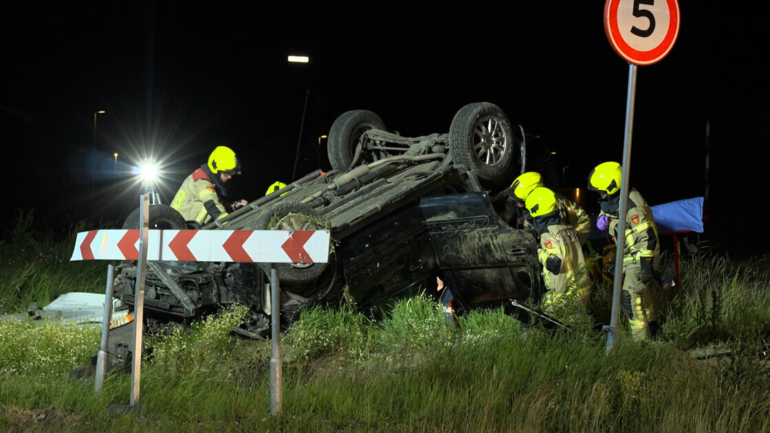 Flinke crash op N689 bij Walsoorden, passagier met spoed naar ziekenhuis