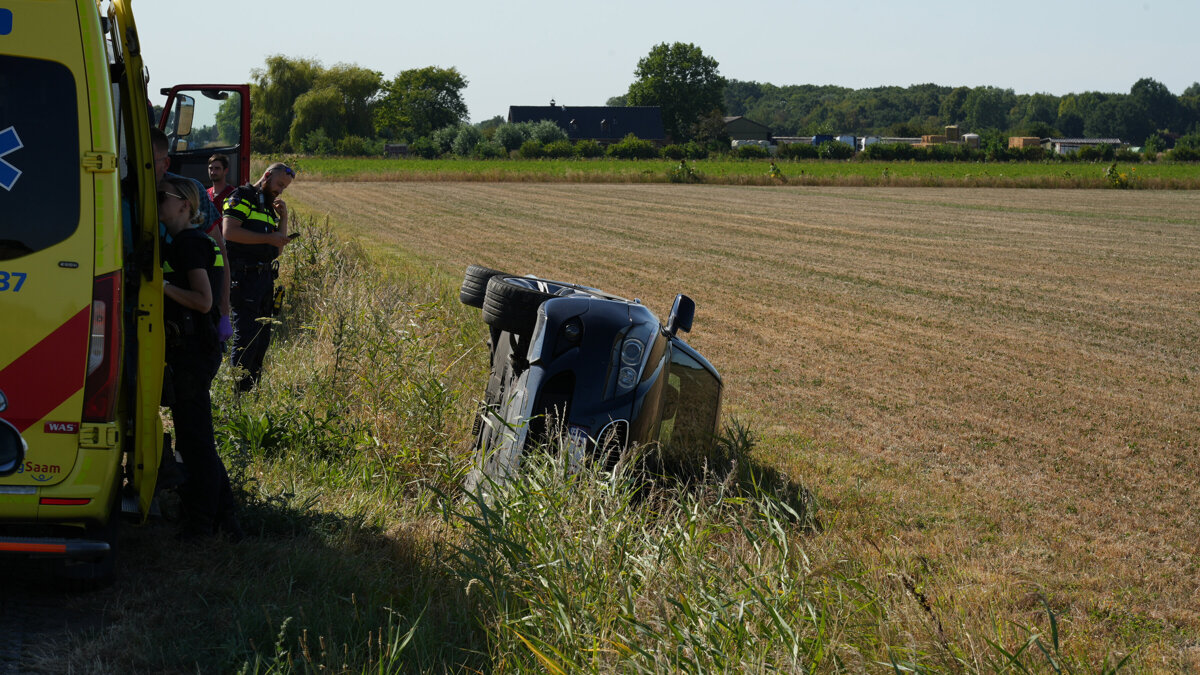 Auto komt op zijkant in droge sloot terecht bij Hulst4