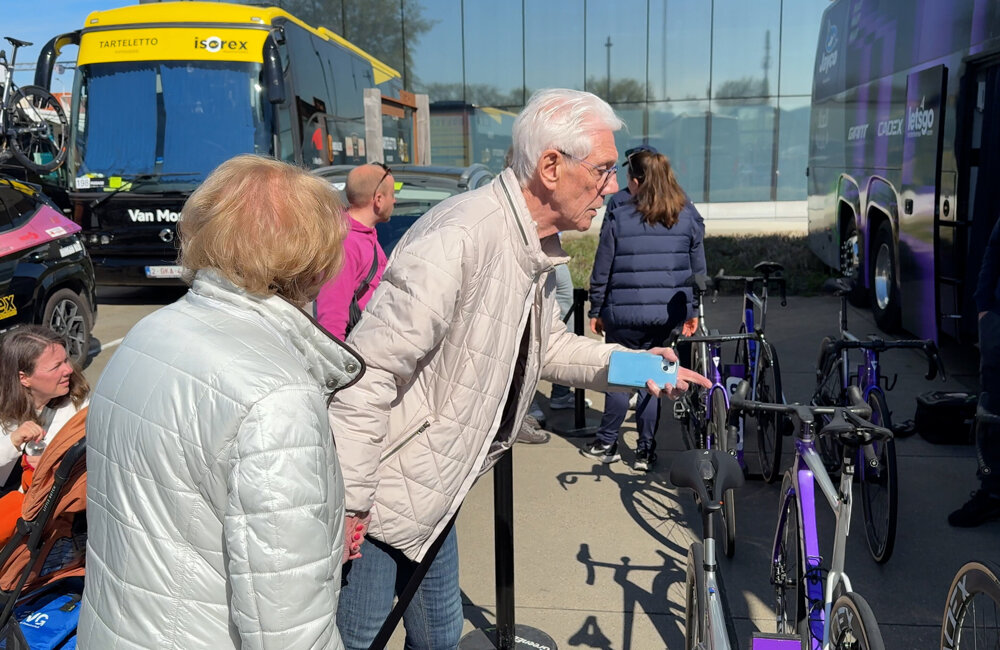 Toeschouwers kijken naar fietsen Scheldeprijs - ©Omroep ZVL.jpg