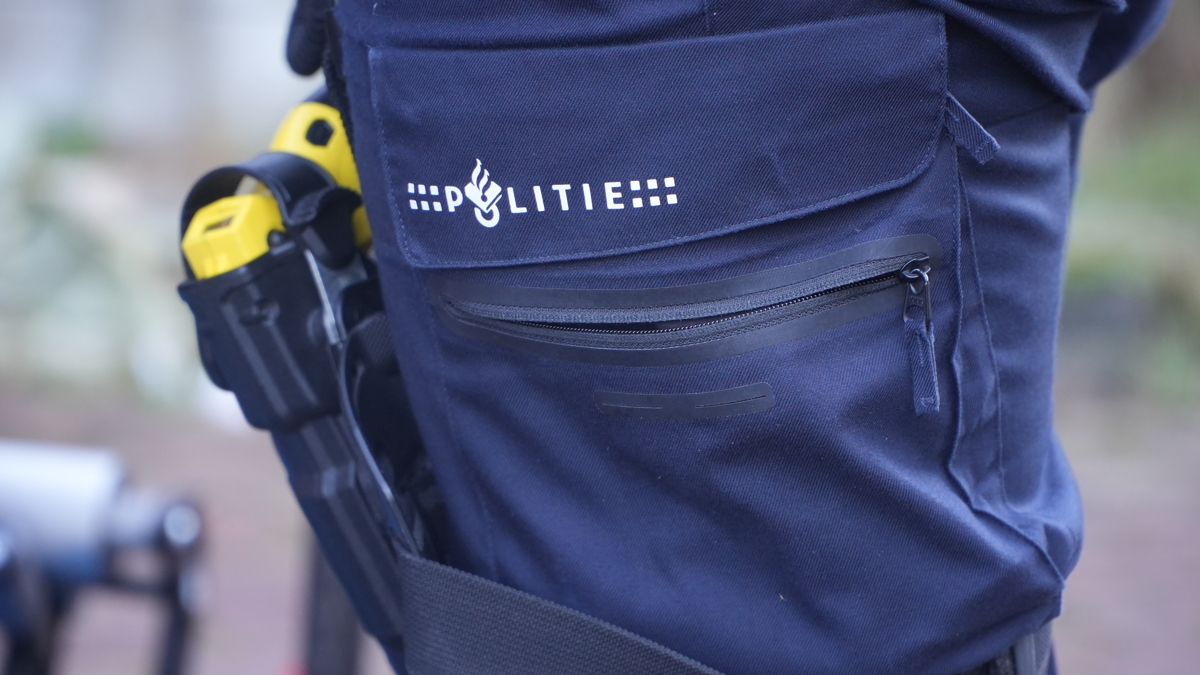 Archief_112_Politie broek met taser.JPG