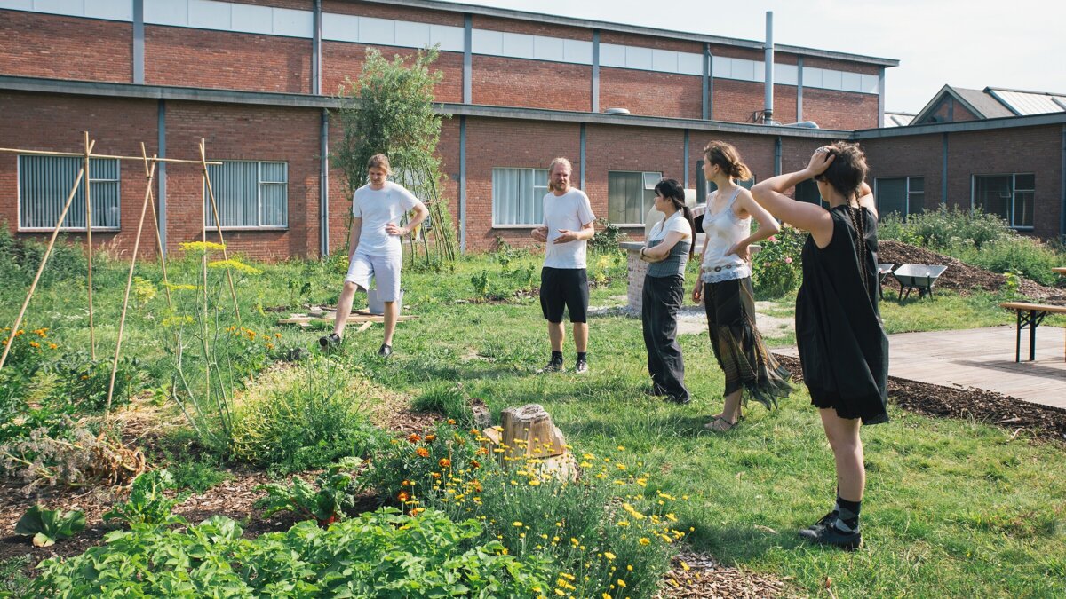 Charlotte Daniëlse (c) Yoeri Guepin in de tuin van Nesse