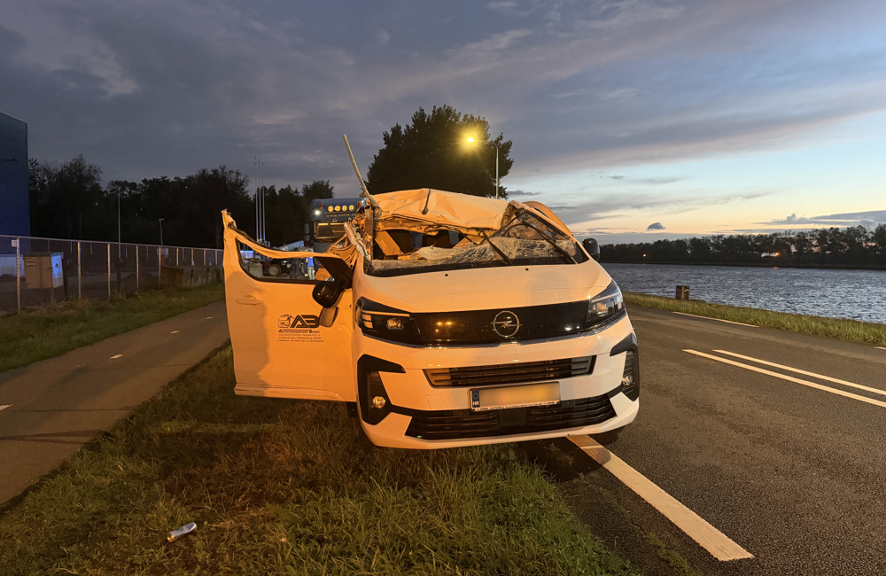 Busje kopt hoogwerker langs Westkade in Sas van Gent1