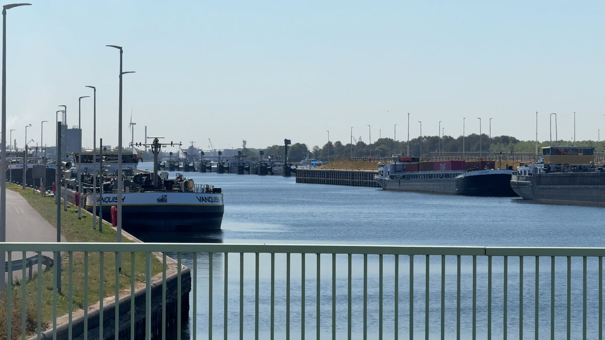 Schepen moeten wachten tot de sluis weer open gaat - ©Omroep ZVL
