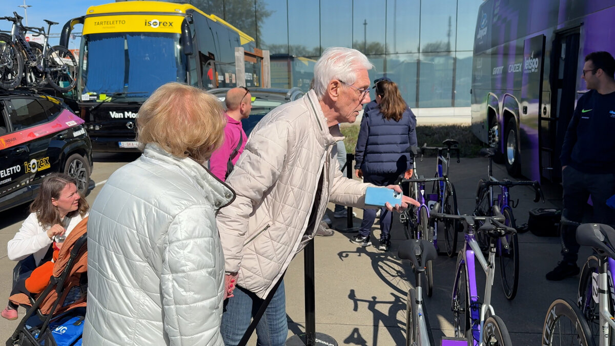 Toeschouwers kijken naar fietsen Scheldeprijs - ©Omroep ZVL.jpg