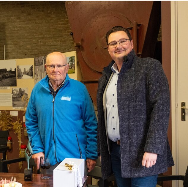 Wim (85) ontvangt vrijwilligersbeeldje voor inzet Axelse molen