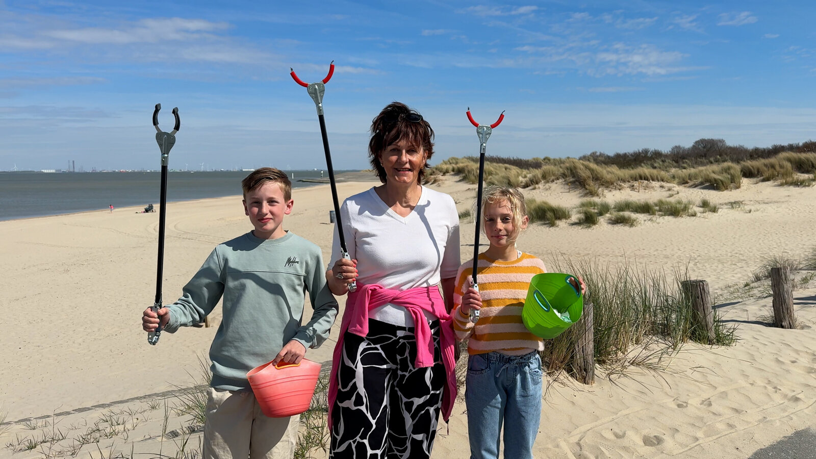Marga Vermue, kinderburgemeester Jaimy en Amber - ©Omroep ZVL.jpg