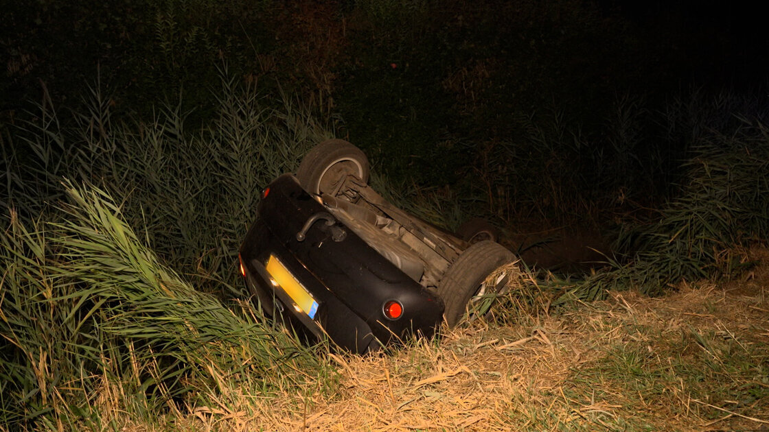 Agent springt opzij voor auto, bestuurder eindigt ondersteboven in sloot bij Breskens
