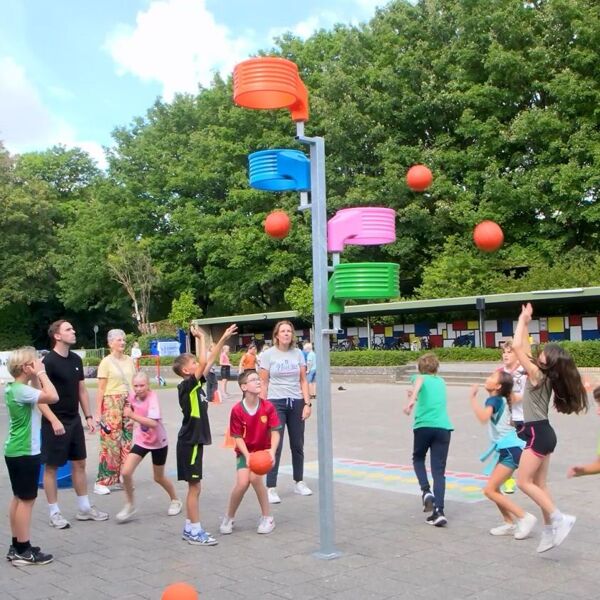 Spelende kinderen schoolplein