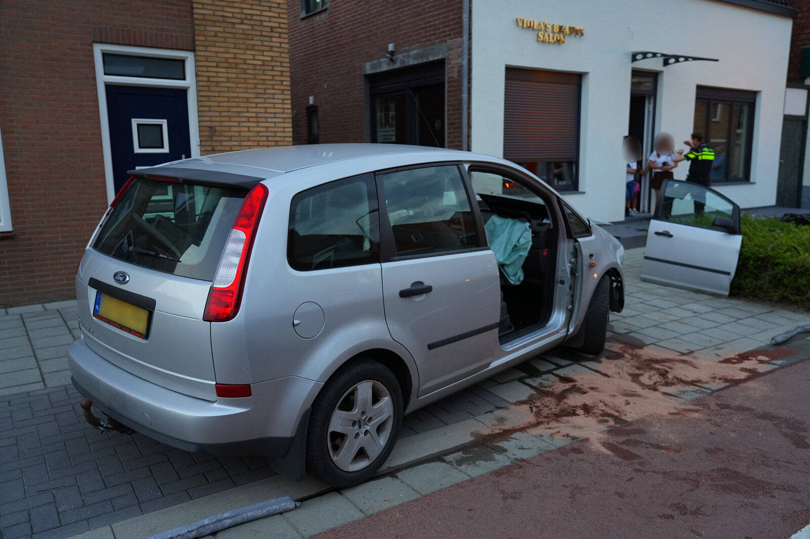2026.06.27 Auto rijdt tegen gevel van woning in Kloosterzande2