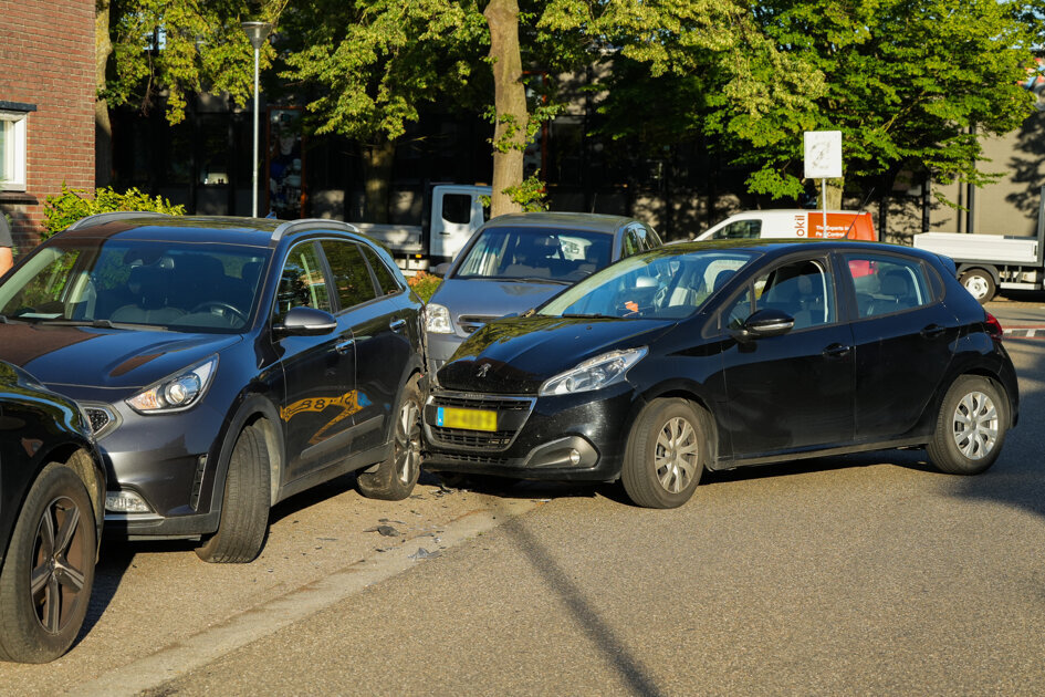 Bestuurder onder invloed botst tegen geparkeerde auto in Terneuzen