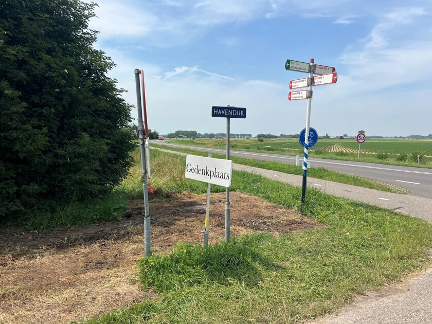 Bloemen en knuffels bij gedenkplaats Terhole opgeruimd
