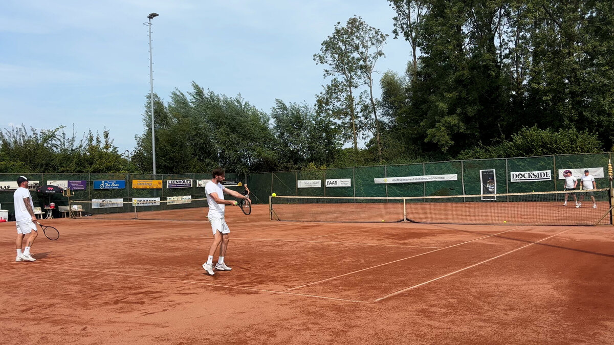 Volop tennis tijdens het Mosselkrauwers Tennistoernooi - ©Omroep ZVL