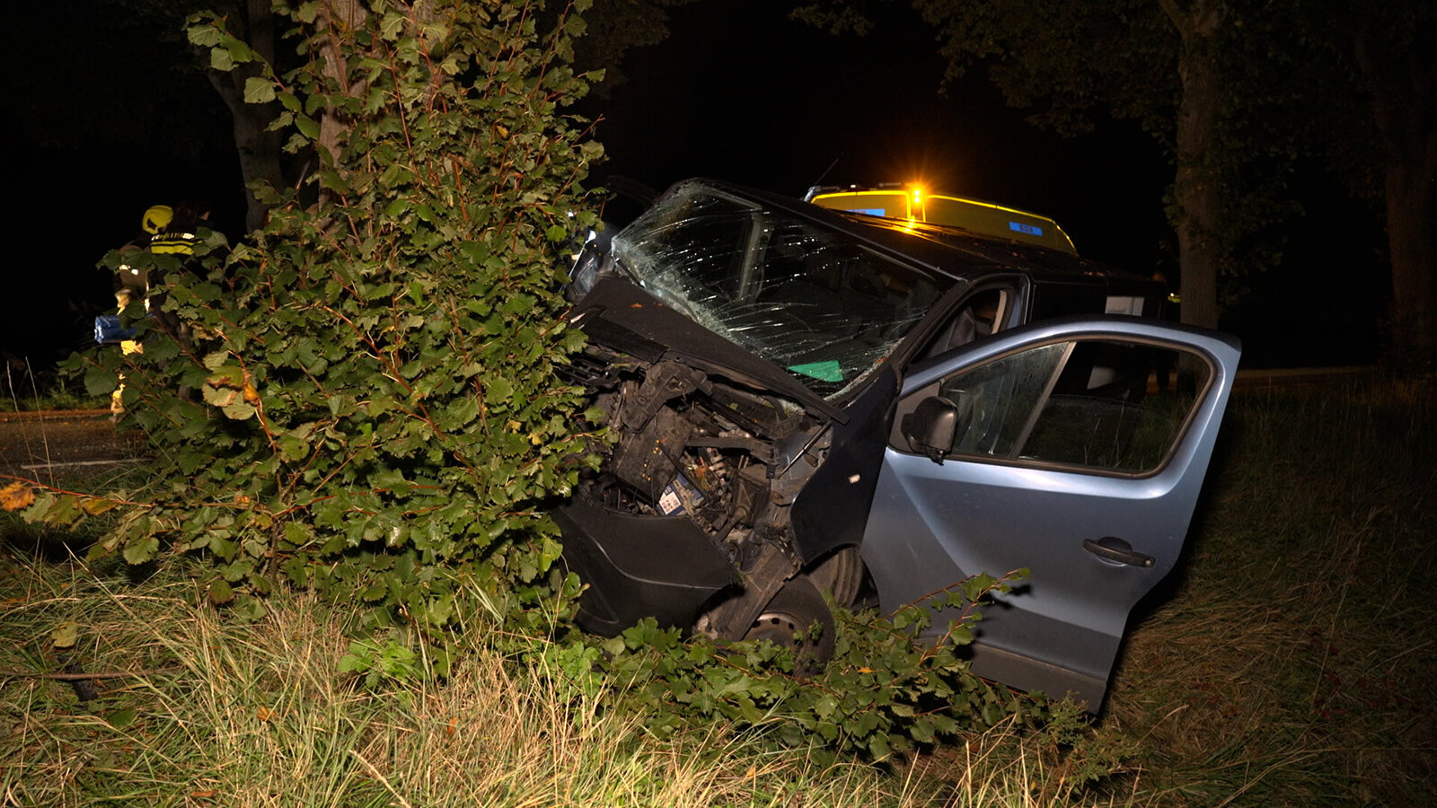 2026.10.12 Bestuurder met spoed naar ziekenhuis na zware crash tegen boom bij Biervliet.00_00_49_12.Still006