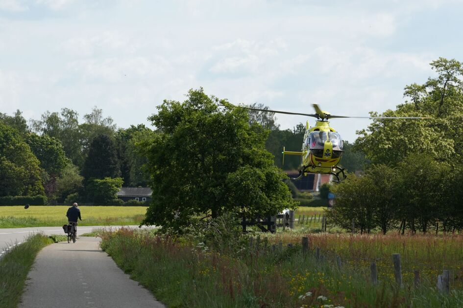 Traumahelikopter landt bij Molenstraat in Clinge voor ongeval met fietser
