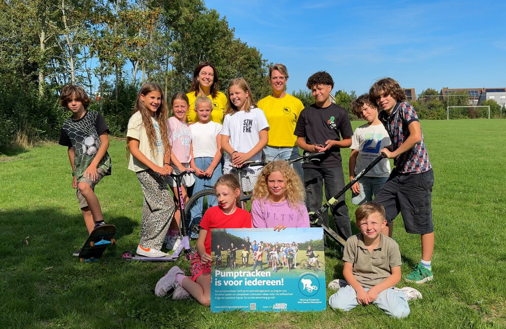 Groepsfoto Pumptrackbaan Nieuwvliet - ©Omroep ZVL