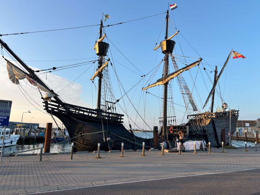 Replica eerste schip dat wereld rondging ligt in Breskens