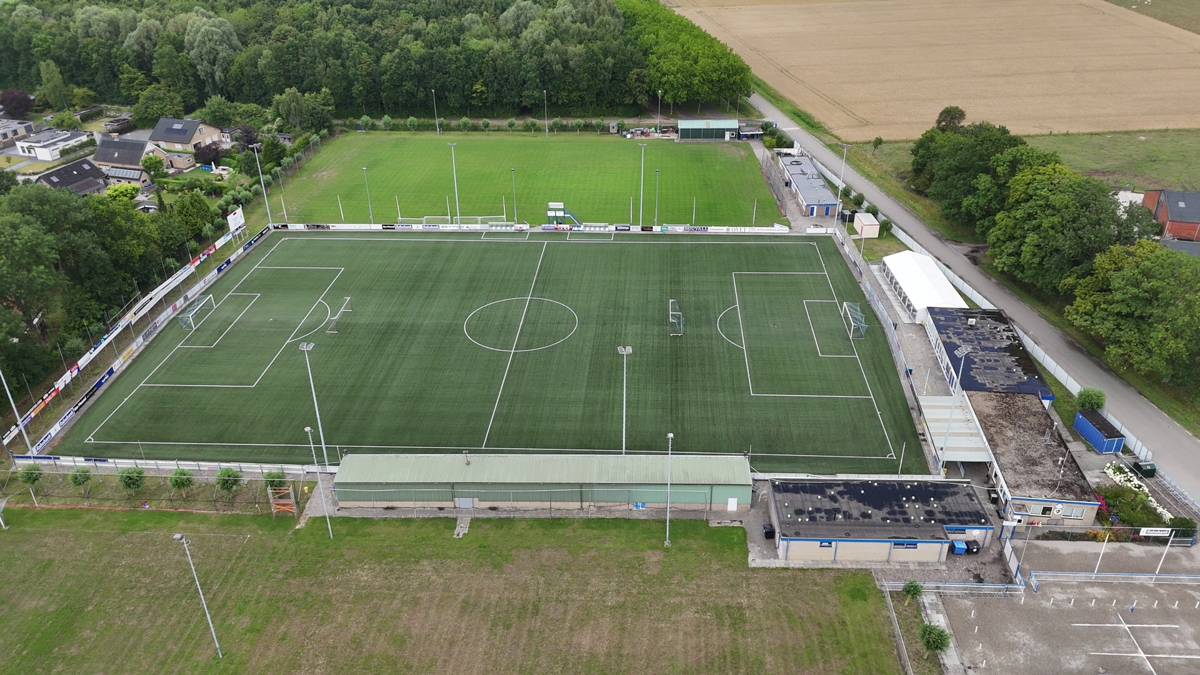 Archief_Voetbalveld Denoek Hoek Drone_WB.png