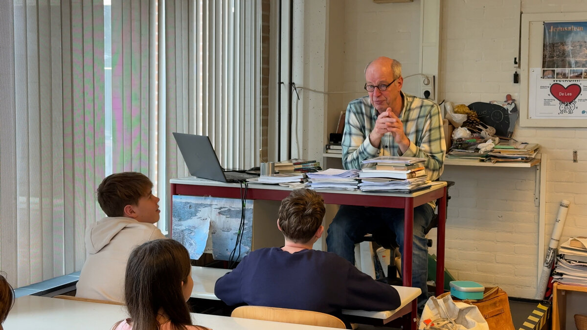 Dirk Roodzant in gesprek met leerlingen - ©Omroep ZVL.jpg
