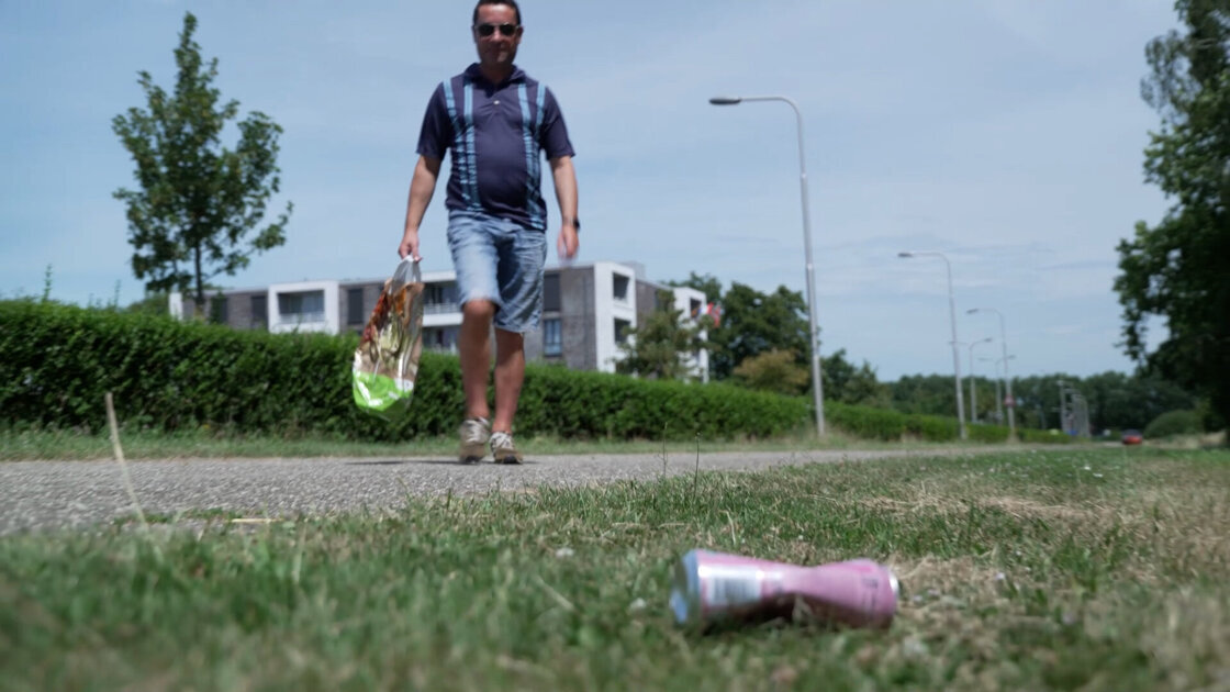 Meester Menno plukt statiegeld uit de berm