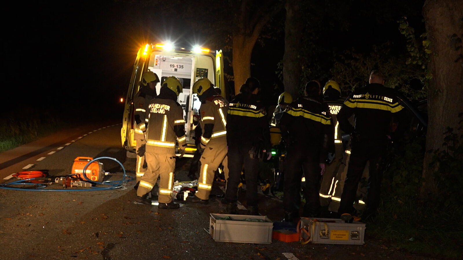 2026.10.12 Bestuurder met spoed naar ziekenhuis na zware crash tegen boom bij Biervliet.00_00_22_21.Still003