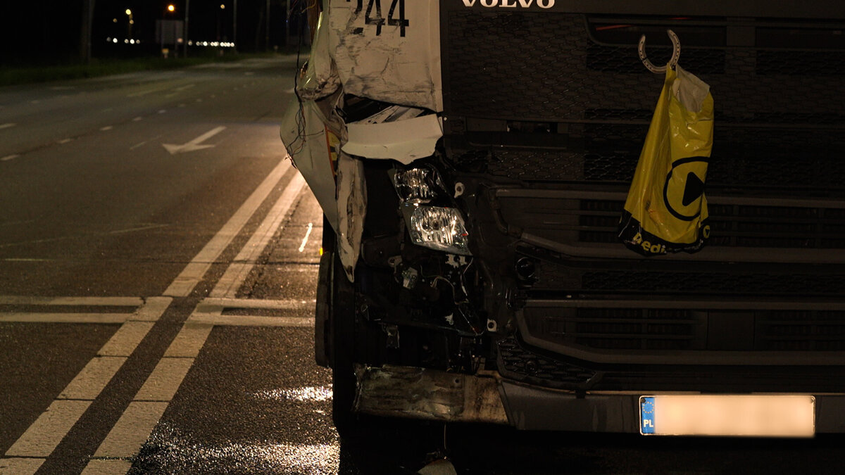2026.04.12 Vrachtwagen rijdt door na aanrijding Zaamslagveer.00_01_12_18.Still006.jpg