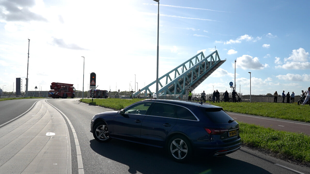 2026.10.14 Hoogwerker te water Sluizen Terneuzen.00_00_00_00.Still003
