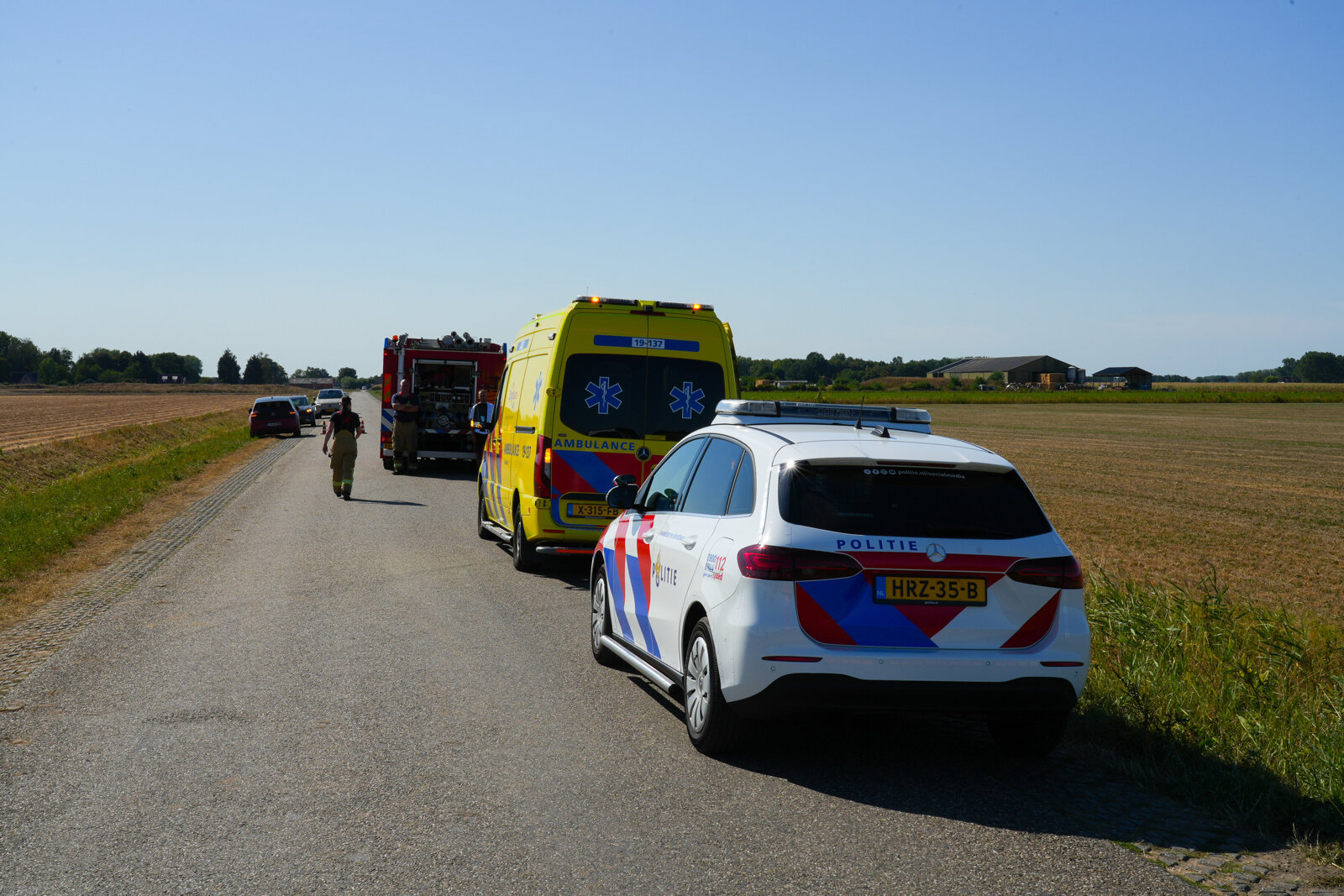 Auto komt op zijkant in droge sloot terecht bij Hulst5
