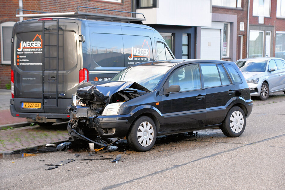 Auto en bestelbus botsen op Scheldekade in Breskens