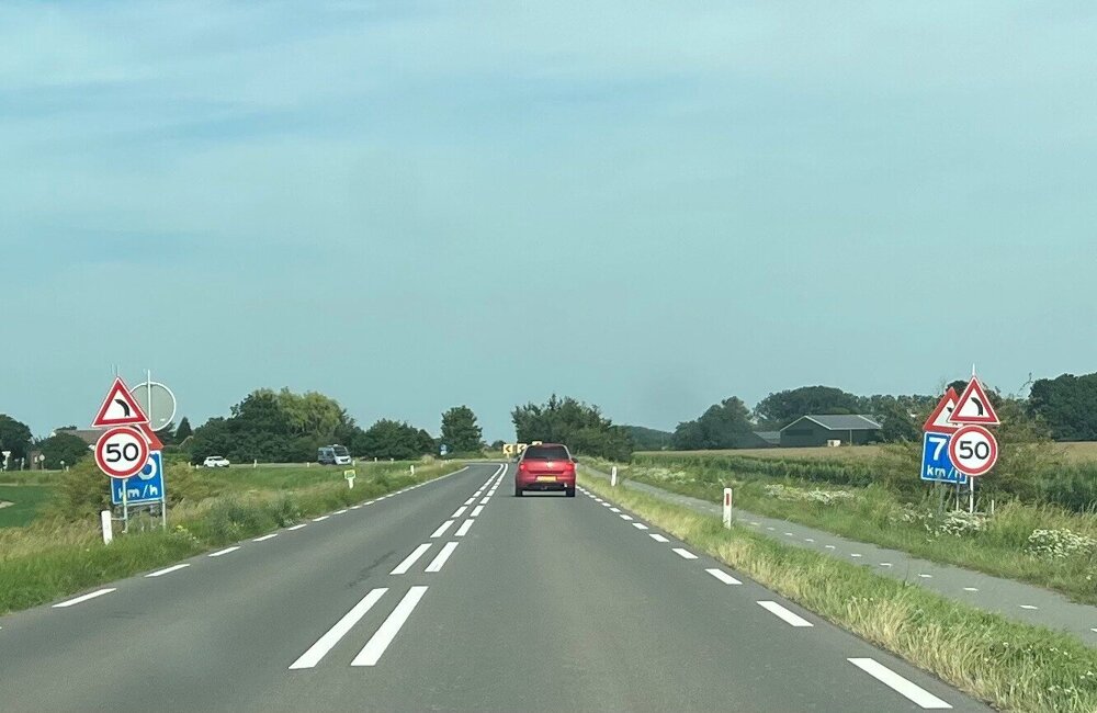 N290 met 50 km borden