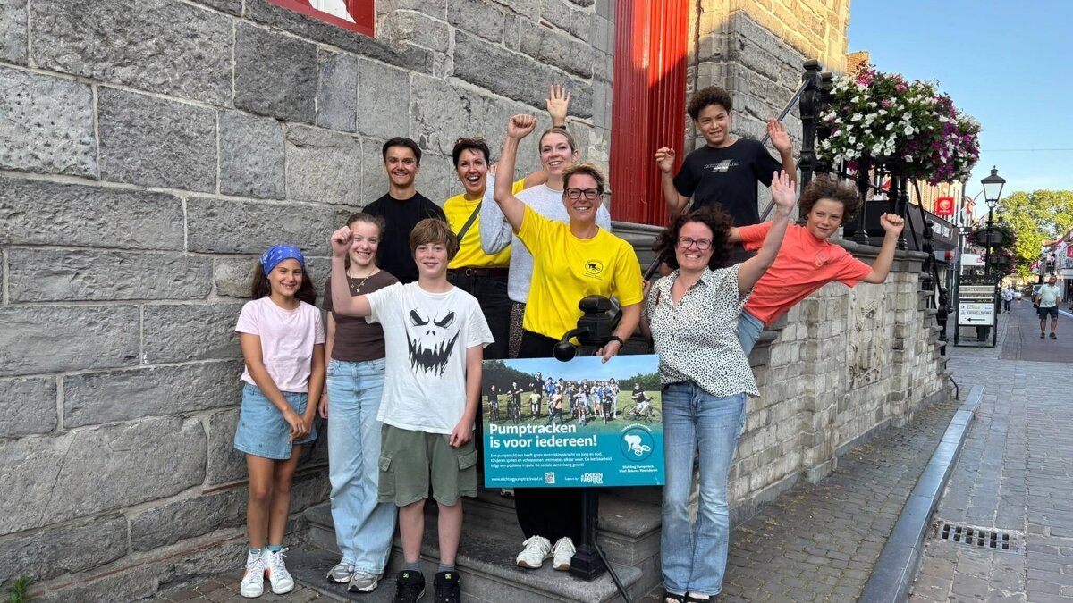 Kinderen aanwezig bij de raadsvergadering in Sluis - ©Stichting Pumptrackbaan West-Zeeuws-Vlaanderen