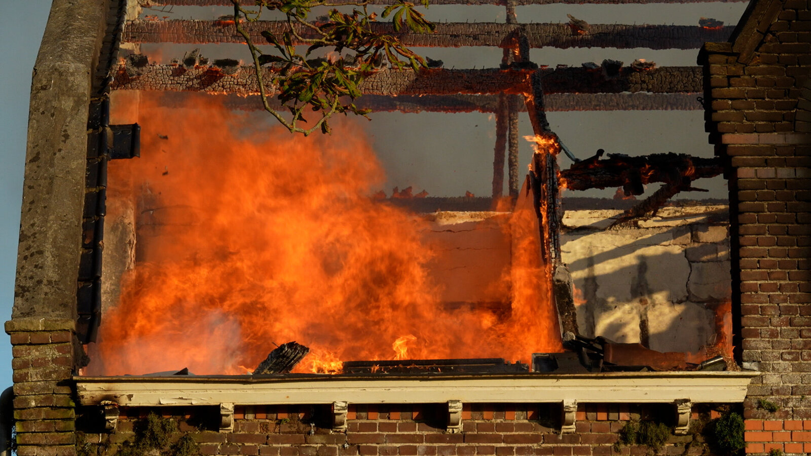 2026.07.23 Felle brand in leegstaande woonboerderij Westdorpe.00_00_10_10.Still002