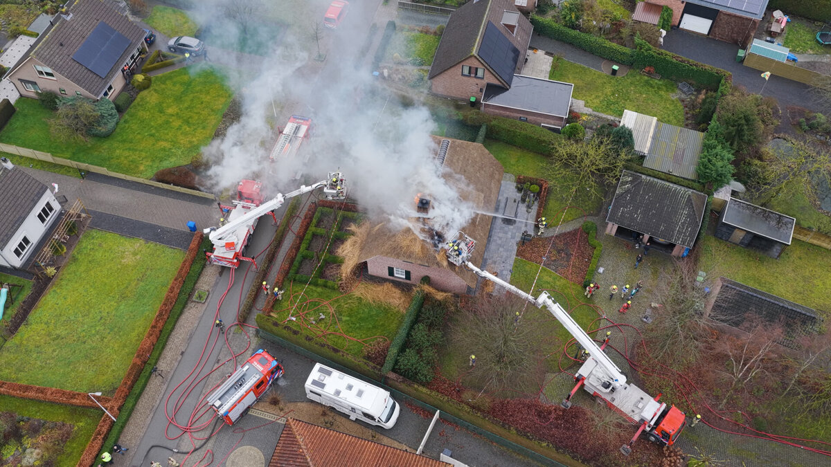 2026.02.11 Grote brand in woning met rietendak in Koewacht.00_04_42_44.Still011.jpg