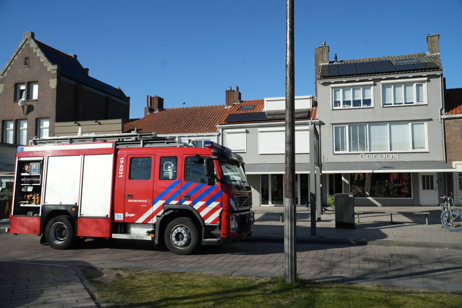 Brandweer onderzoekt brandgerucht in winkel Spuiplein Breskens