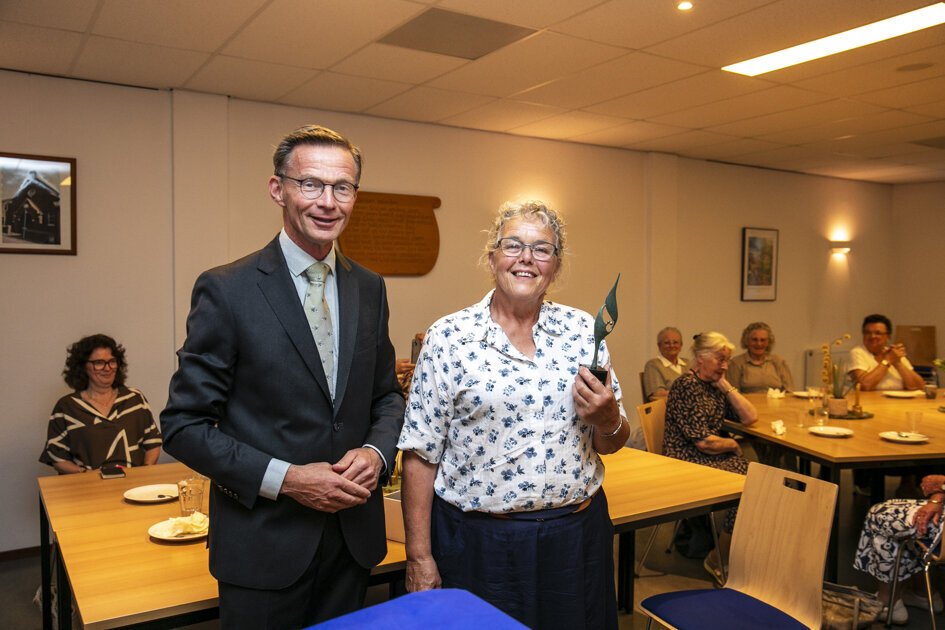 Ans van Burg ontvangt vrijwilligersbeeld