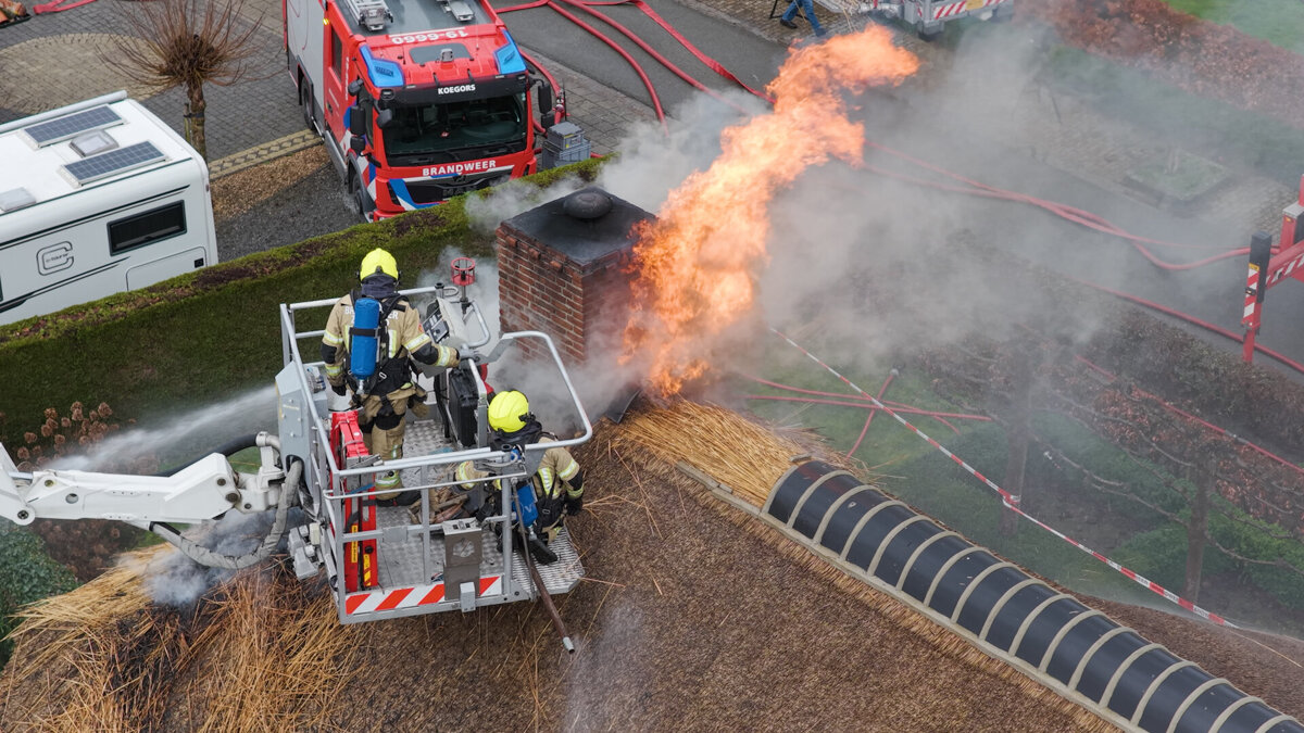2026.02.11 Grote brand in woning met rietendak in Koewacht.00_00_00_00.Still001.jpg