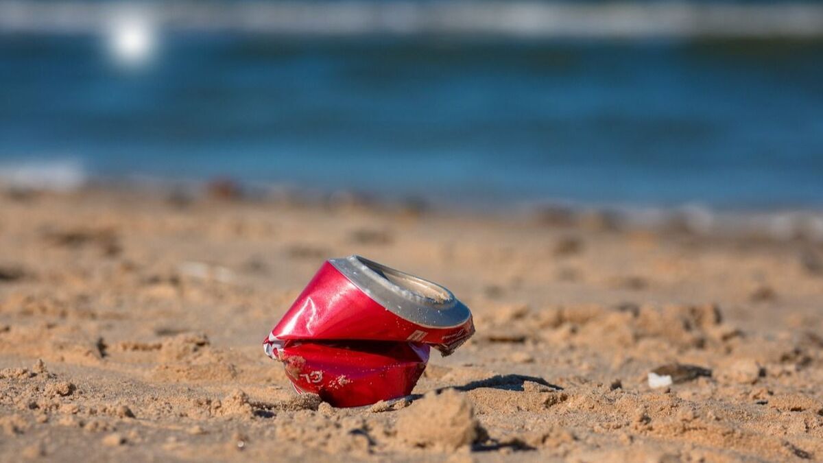 Blikje op strand, afval