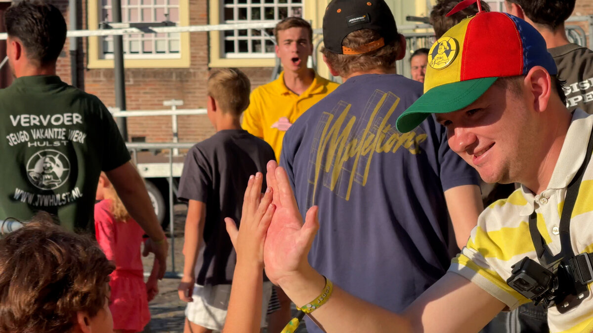 Mascotte Freek kreeg het bijna 400 high fives in 3 minuten - ©Omroep ZVL