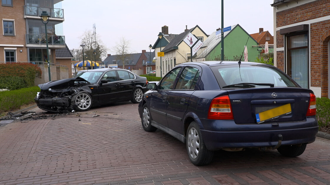 Bestuurder gewond na botsing Hulsterweg Kloosterzande