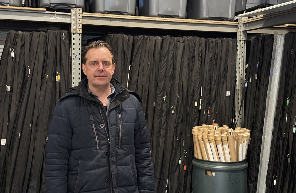 Bart de Koning bij stemlokalen in loods - ©Omroep ZVL