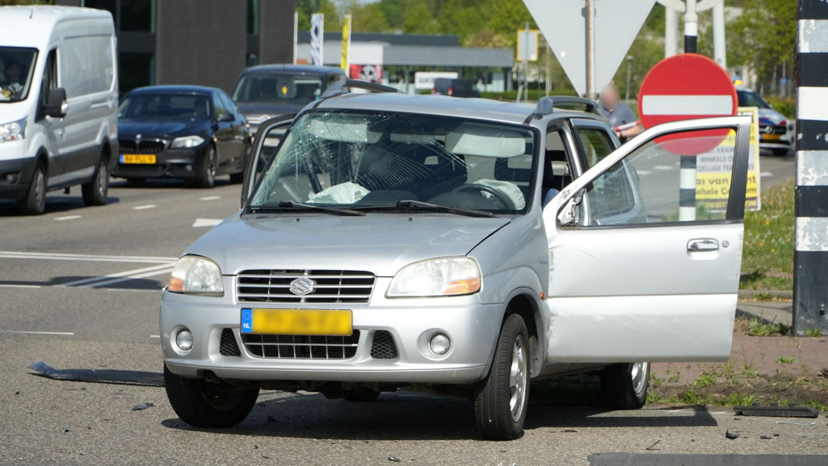 Grote schade na ongeval op kruising Terneuzen_7.JPG