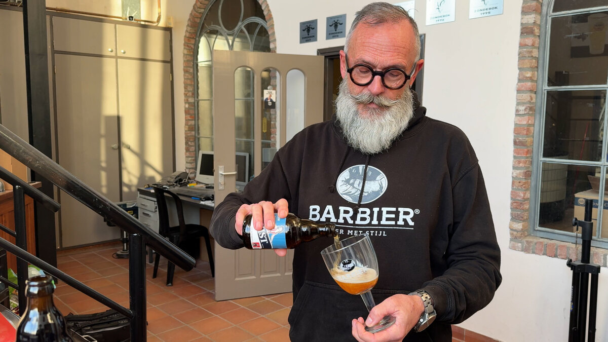 Luc Weemaes schenkt zijn Barbier - ©Omroep ZVL