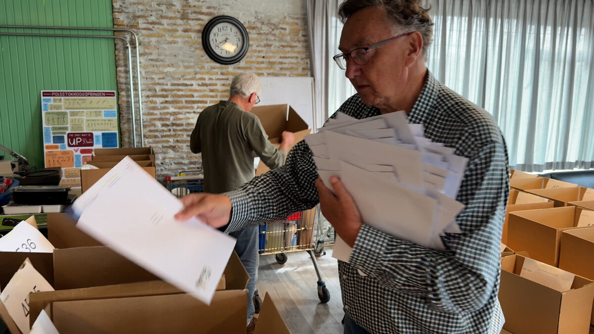 Het sorteren van de startnummers marathon Zeeuws-Vlaanderen op postcode - ©Omroep ZVL.jpg