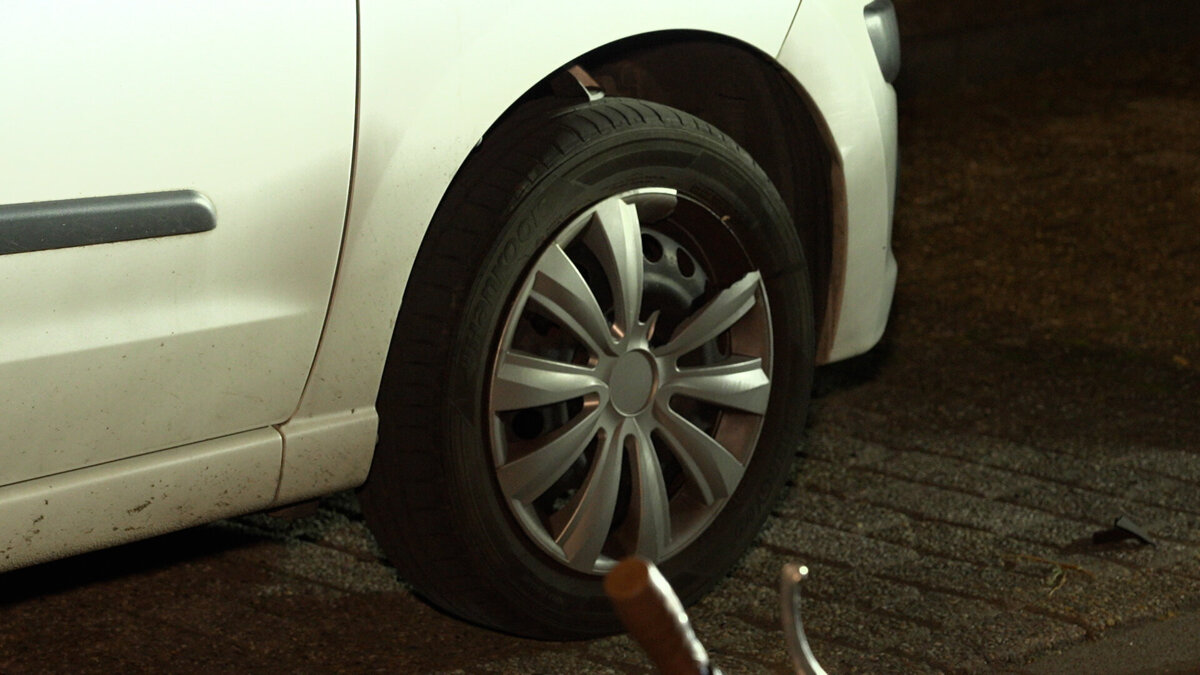 2026.04.11 Fietster naar ziekenhuis na botsing met geparkeerde auto in Axel.00_02_24_05.Still006.jpg