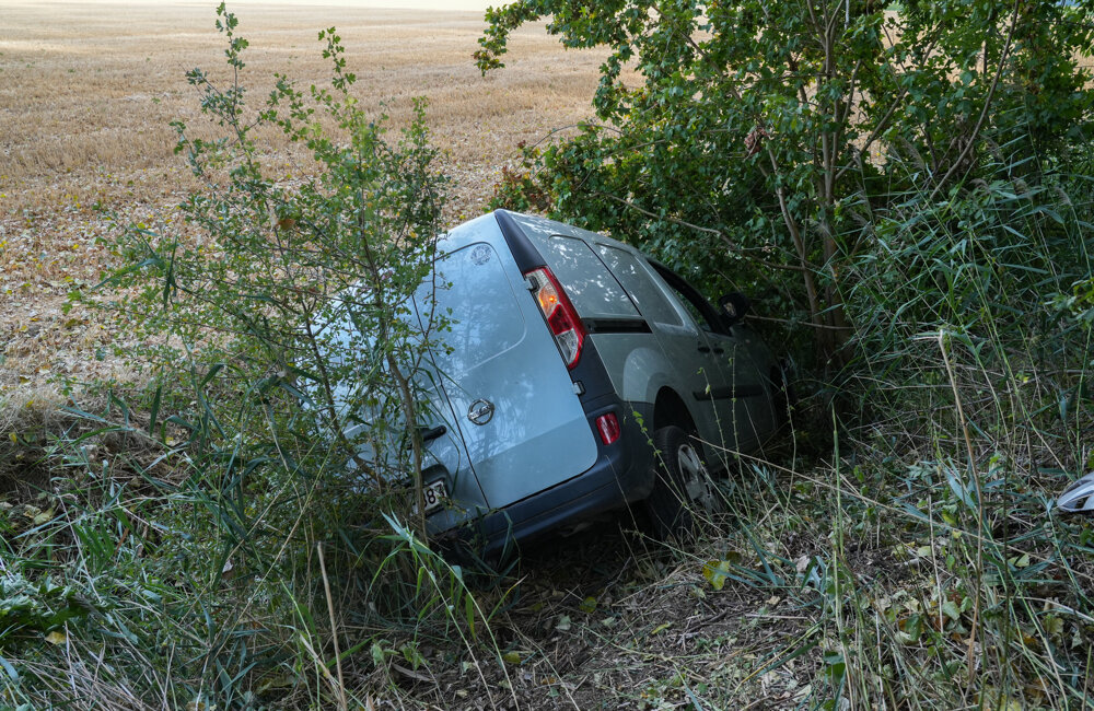 Busje rijdt van Oude Graauwsedijk bij Graauw, twee gewonden3
