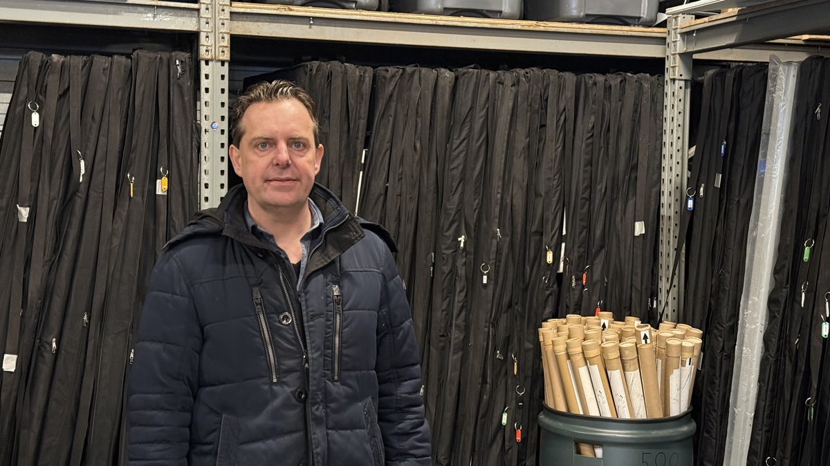 Bart de Koning bij stemlokalen in loods - ©Omroep ZVL