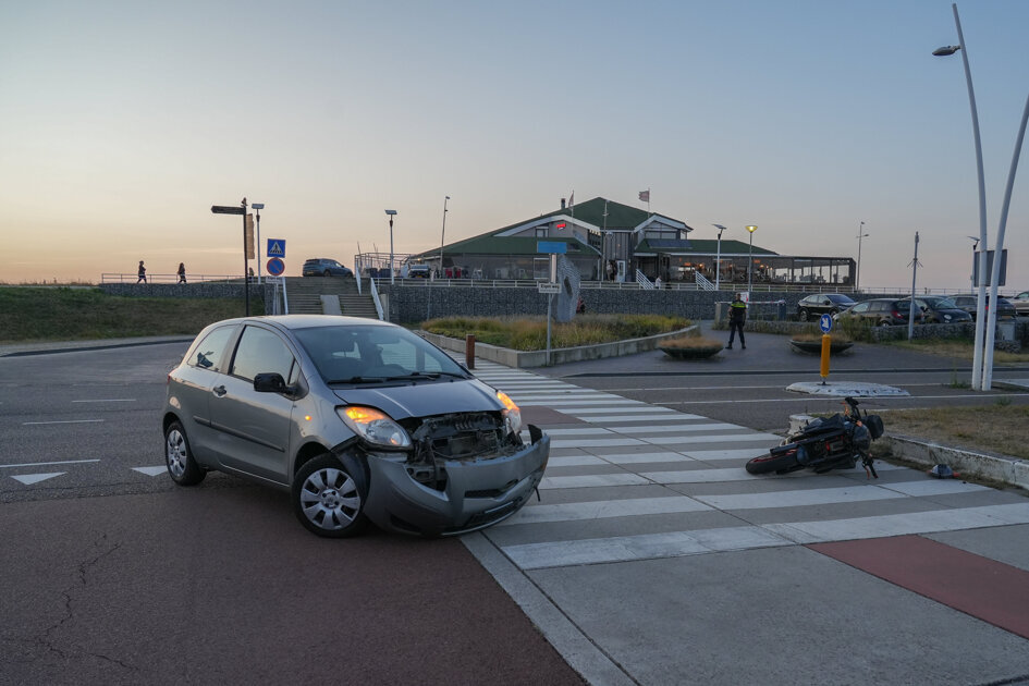 Auto en motorrijder botsen op Scheldeboulevard Terneuzen