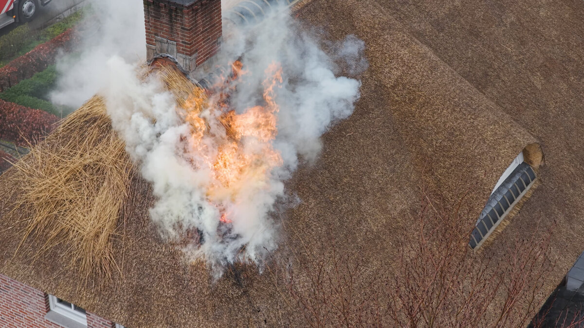 2026.02.11 Grote brand in woning met rietendak in Koewacht.00_02_15_27.Still005.jpg