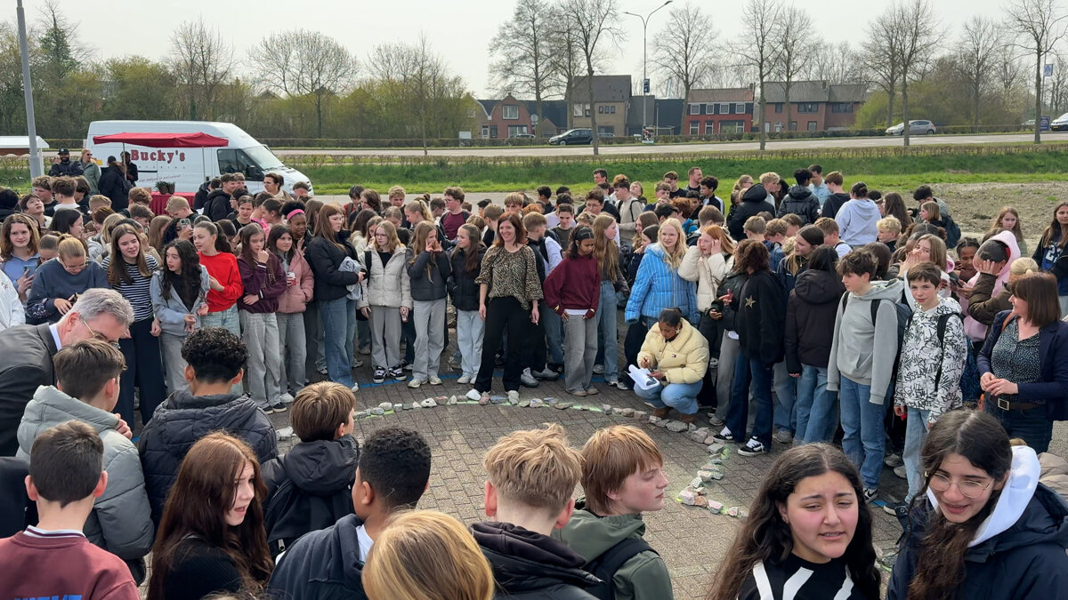Brugklassers rondom hart van Campus Terneuzen.jpg